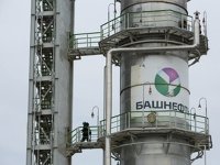 Сечин считает провокацией утверждение о том, что "Роснефть" хочет разорить "Систему"